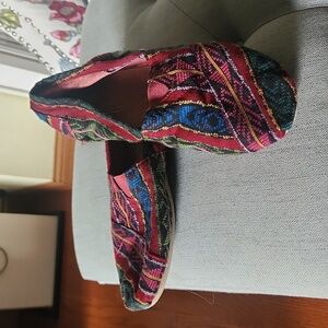 TOMS embroidered Alpargata sz 9.5